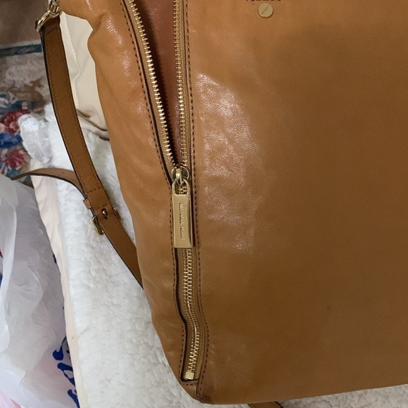 Michael Kors, camel leather tote with gold, zipper detailing and branding - Picture 3 of 13